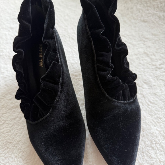 Black velvet kitten heel shoe -  Size 6.5 - Picture 1 of 5